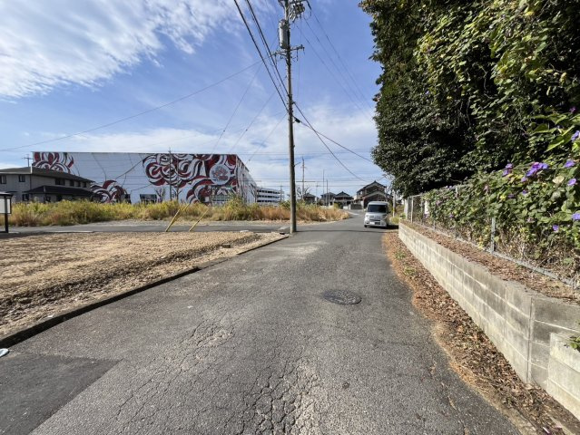 鈴鹿市神戸9丁目 売土地の前面道路含む現地写真