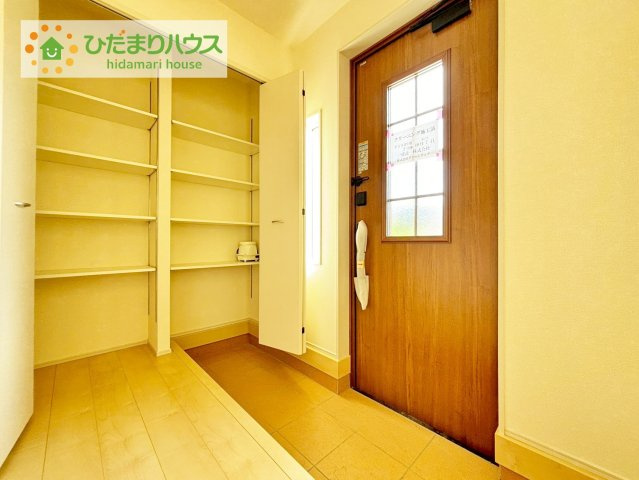 いわき市平下平窪1期　新築戸建　2号棟の玄関|靴で溢れかえっていた玄関も、大きなシューズボックスと、玄関横のクロークでスッキリ解決！玄関は「その家の顔」とお考えの方にオススメの広さです。