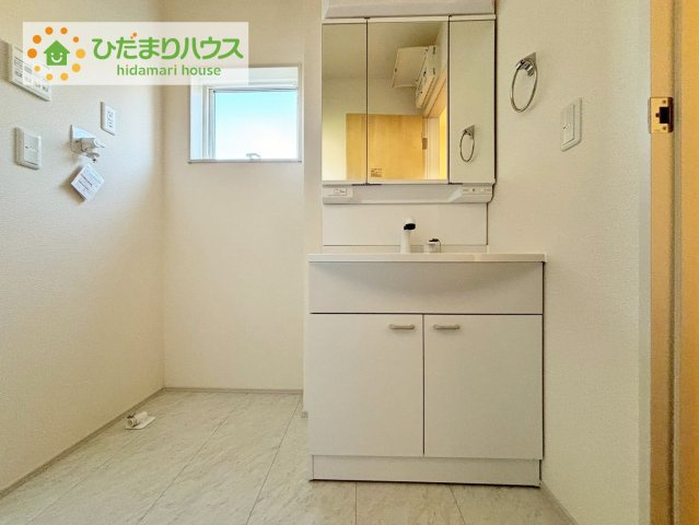いわき市平下平窪1期　新築戸建　2号棟の独立洗面台|三面鏡の大きな鏡は憧れます(^^♪ 鏡の後ろは収納となっていて、細かいものでも収納できるのでスッキリと整理できます！