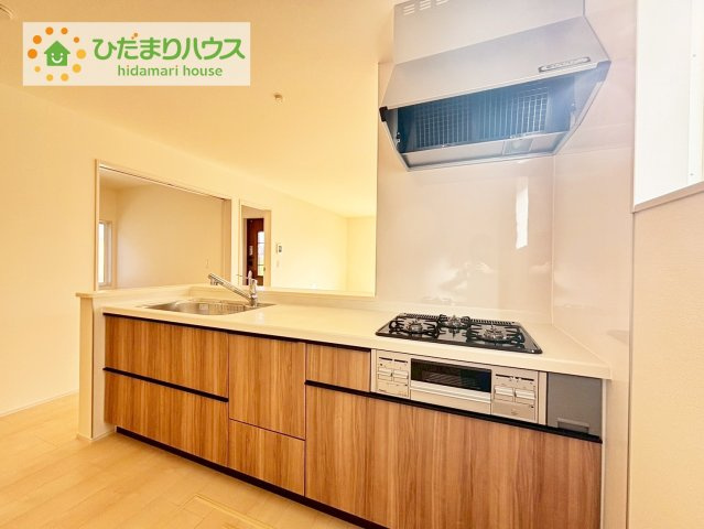 いわき市平下平窪1期　新築戸建　2号棟のキッチン|3口コンロでお料理する時間も短くなりそうですね(*‘∀‘)