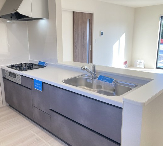 リーブルガーデンＳ第11　前橋市富士見町時沢　３号棟のキッチン|人気のカウンターキッチン採用です☆ゴミ出しに便利な勝手口付き！
コンロも３口ご用意しています！調理スペースも広くストレスなくお料理できます。
浄水器つきなので美味しいお水も飲めますよ♪