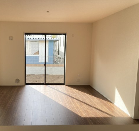 リーブルガーデンＳ第11　前橋市富士見町時沢　３号棟の居間・リビング|ゆったり過ごせる21.25帖リビング♪人気の対面式キッチンを配した空間はお好みの家具も合わせやすく、家族がくつろぐ快適な空間造りをサポート。窓からは明るい陽光が差し込みます。