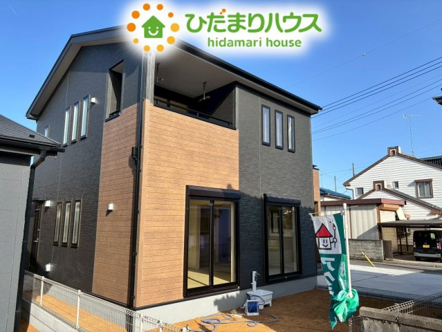 行田市矢場第4　新築一戸建て　リーブルガーデン　02の外観|落ち着いたブラックとブラウンのコントラストが印象的な、モダンで飽きのこない外観デザインです！