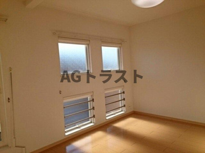 【居間・リビング】 | サンリット・ガ－デンＡ | ゆったり過ごせる居間です