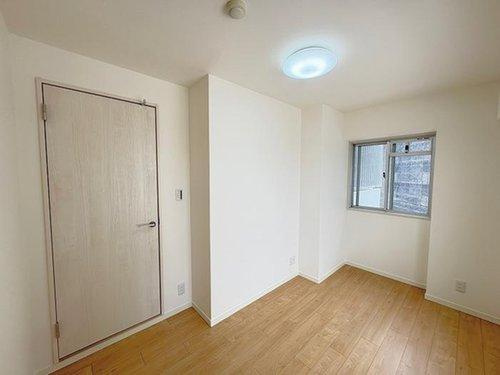 Mプラザ明石弐番館の洋室|「洋室」約4.6帖、二面採光