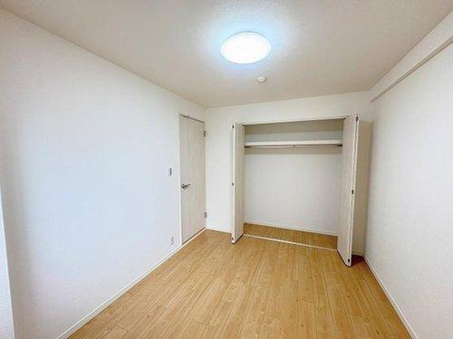 Mプラザ明石弐番館の洋室|「洋室」約6帖、クローゼット付き