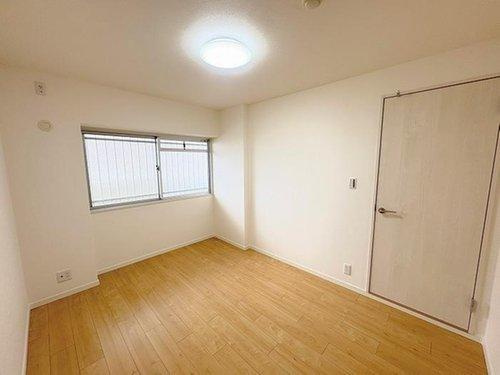 Mプラザ明石弐番館の洋室|「洋室」約6帖、全室照明交換済み