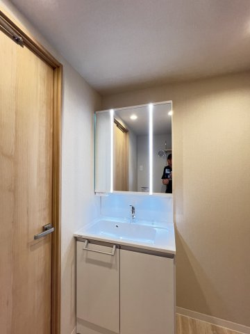 Cマンション1号棟2階のキッチン|三面鏡付き洗面化粧台