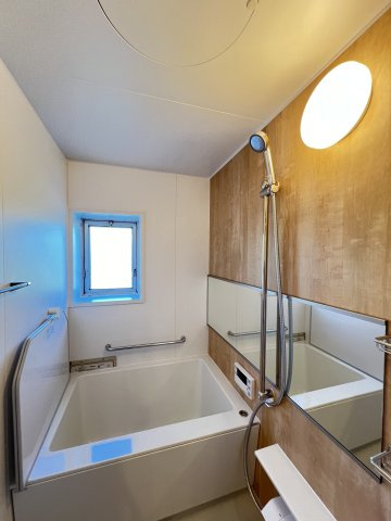 Cマンション1号棟2階の浴室|明るく綺麗なバスルーム