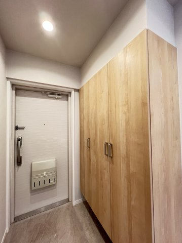 Cマンション1号棟2階の玄関|内玄関　大容量収納できるシューズボックス付き