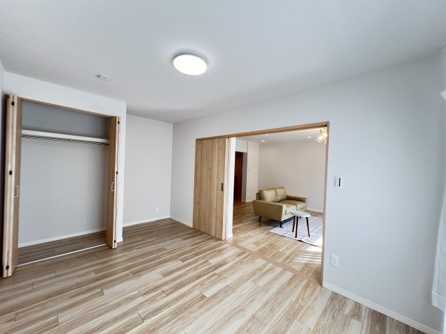 Cマンション1号棟2階の洋室|リビングに続く洋室6.3帖　クローゼット付き