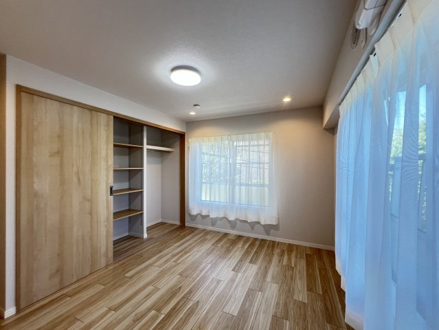 Cマンション1号棟2階の寝室|主寝室にぴったりな洋室　収納たっぷり