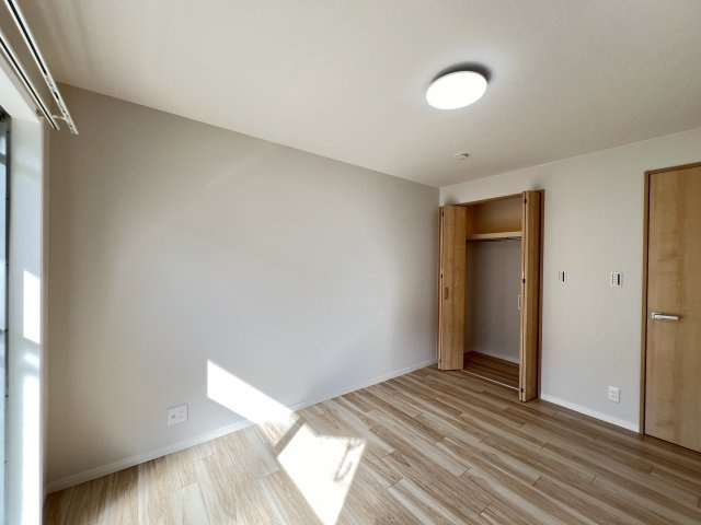 Cマンション1号棟2階の洋室|洋室6帖　収納付き