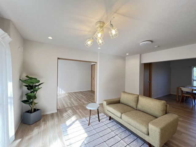 Cマンション1号棟2階の居間・リビング|LDK20帖！明るく開放的