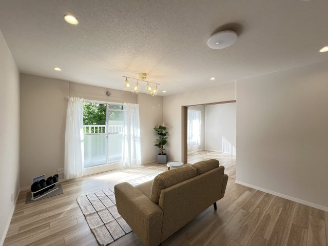 Cマンション1号棟2階の居間・リビング|LDK20.2帖