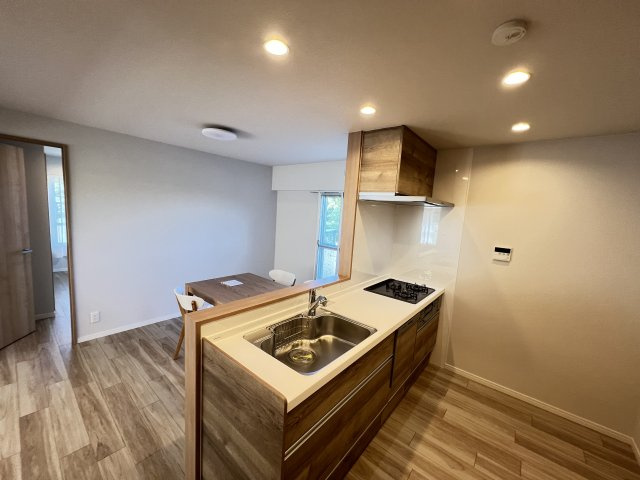 Cマンション1号棟2階のキッチン|対面式システムキッチン