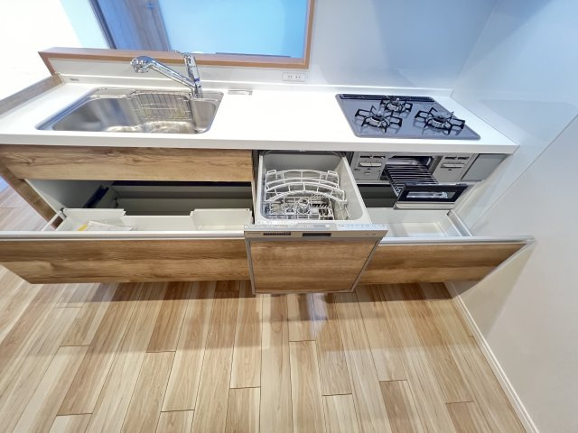 Cマンション1号棟2階のキッチン|引き出し収納のシステムキッチン