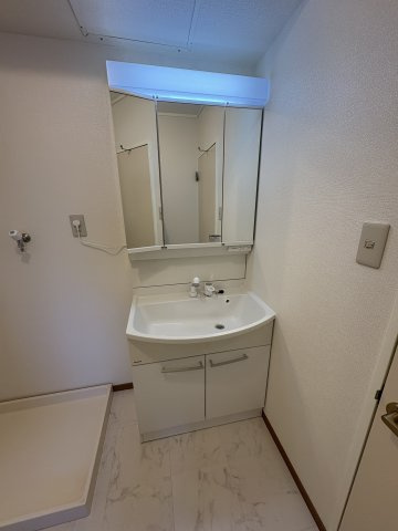 湘南ライフタウン城山住宅７号棟の独立洗面台|朝の支度にも助かる、独立の洗髪洗面化粧台