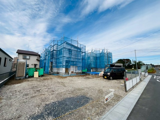 第11期の前面道路含む現地写真|1.2号棟上棟しました！各棟全居室南向き♪収納豊富な間取りです（＾＾）
2025年11月撮影