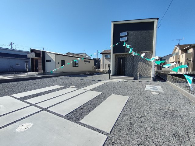 加須市多門寺第11期　全3邸の外観|〇２号棟　外観〇
カースペース並列2台駐車可♪車の出し入れも楽々できます！
2026年2月撮影