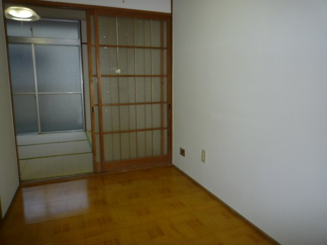 コーポニコニコの洋室