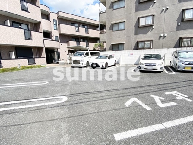 ネオ　ウィングの駐車場|敷地内駐車場です☆