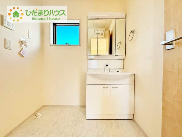 いわき市平下平窪1期　新築戸建　3号棟の独立洗面台|三面鏡の大きな鏡は憧れます(^^♪ 鏡の後ろは収納となっていて、細かいものでも収納できるのでスッキリと整理できます！
