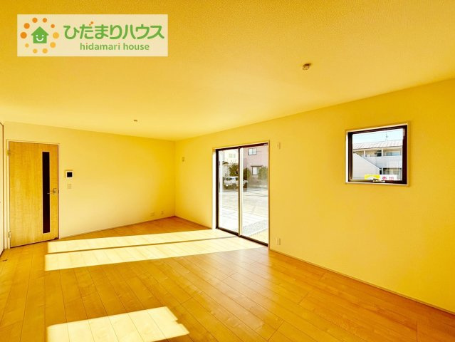 いわき市平下平窪1期　新築戸建　3号棟の居間・リビング|リビング大きな窓からは、暖かな日の光が降り注ぎます・・・