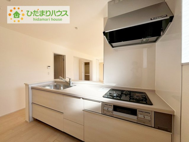 いわき市平下平窪1期　新築戸建　3号棟のキッチン|コンロは嬉しい3口コンロ！シンクはつなぎ目なしでお掃除も簡単です♪