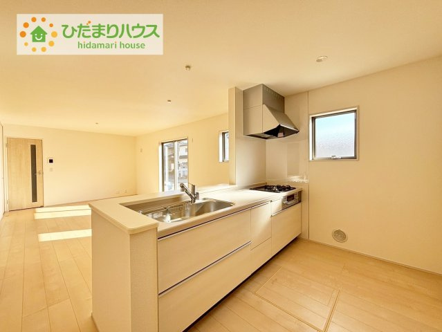いわき市平下平窪1期　新築戸建　3号棟のキッチン|ご家族と会話しながら、お料理だって出来ちゃいます☆彡