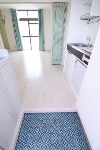 グリーンヒル多摩の玄関|同間取り別部屋の参考写真です。