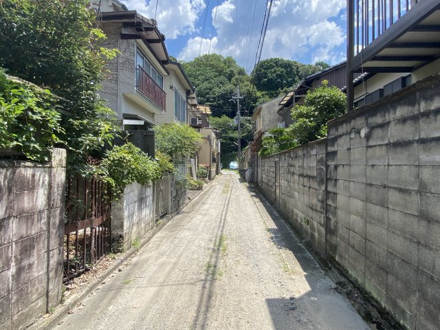 　吉田本町中古戸建の前面道路含む現地写真