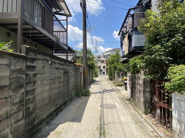 　吉田本町中古戸建の前面道路含む現地写真