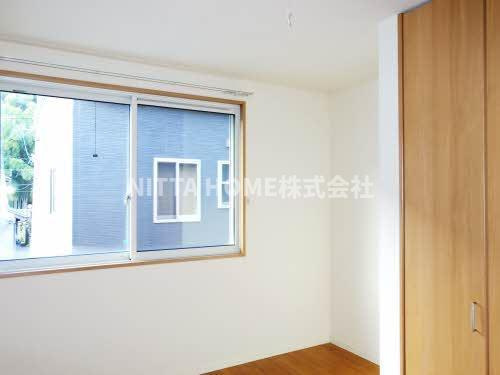 サニーフラットⅠ・Ⅱの子供部屋|明るい光が差し込みます●