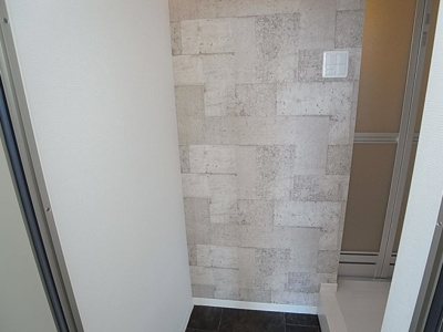 【玄関】 | M’SGARDEN鈴蘭台 | 玄関開けるとストーン柄のお洒落なデザインクロス採用