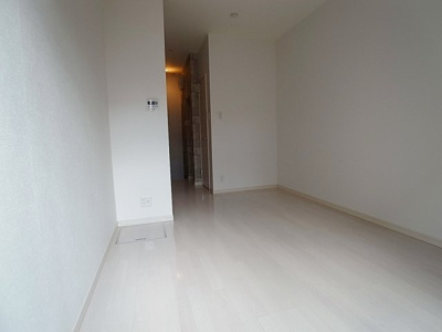 【洋室】 | M’SGARDEN鈴蘭台 | バルコニーに面した明るい室内