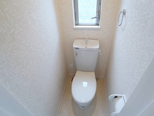 M’SGARDEN鈴蘭台のトイレ|小窓が付いた換気の良い清潔感あるトイレ