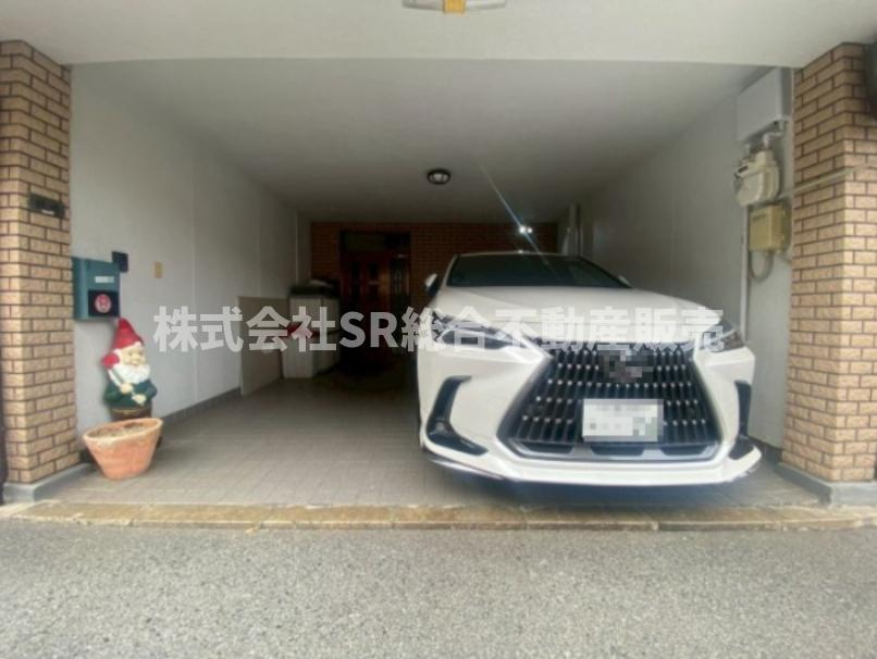 弥生町中古戸建の駐車場|お車をお持ちの方には嬉しい駐車場はハイルーフ車も駐車可能なビルトインガレージ！雨に濡れずにお家に入ることができます。
