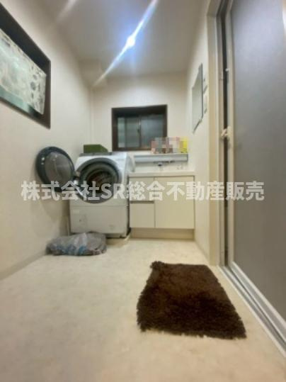 弥生町中古戸建の脱衣所|室内洗濯機置場もあり広めの脱衣場です！
