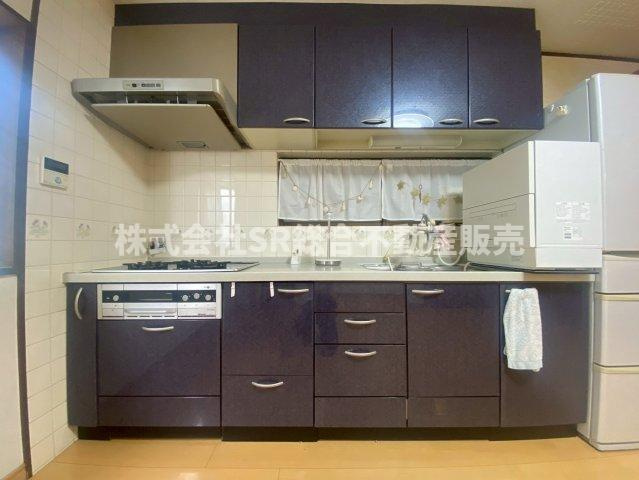 弥生町中古戸建のキッチン|3口コンロ、グリル付きのシステムキッチン♪上下に棚もあり使いやすく、快適にお料理できます！