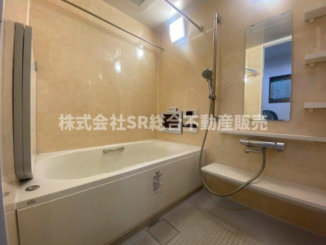 弥生町中古戸建の浴室|足を伸ばしてゆったりと浸かれる浴槽で、浴室設備充実してます♪