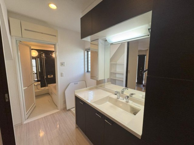 横浜市港南区港南台1丁目 中古戸建て【仲介手数料無料】カースペース2台の独立洗面台