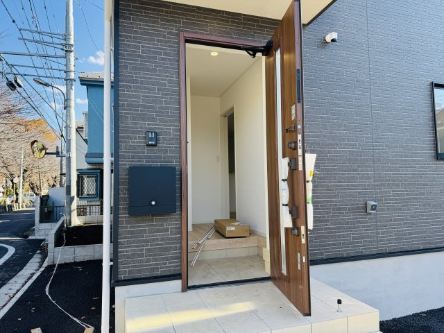 八王子市　諏訪町　新築一戸建て　３７期の玄関|～玄関は安心のWロックキーを採用～