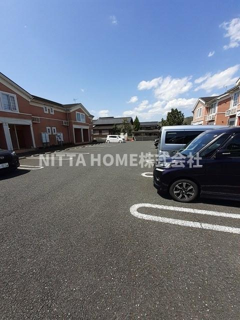 ボヌールＣの駐車場|敷地内に駐車場も完備!(^^)!シックな印象の外観です★