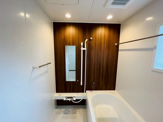第11期の浴室|〇３号棟　浴室〇
壁のアクセントがお洒落な浴室（＾＾）空気もこもらずいつもクリーンな浴室乾燥機付です♪
2025年11月撮影