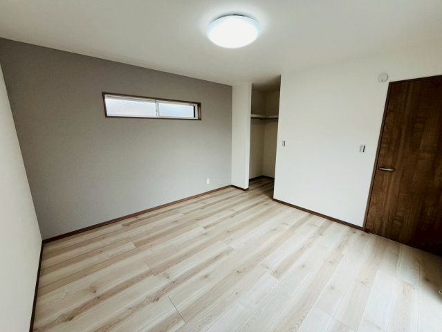 第11期の洋室|〇３号棟　洋室　8帖〇
アクセントクロスがお洒落な主寝室。大容量のウォークインクローゼット付きで大切なお洋服もしっかり収納できます♪
2025年11月撮影