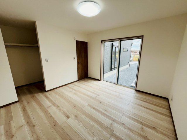 第11期の洋室|〇３号棟　洋室　8帖〇
大きな窓でしっかりと陽ざしが届いて明るい室内♪
2025年11月撮影