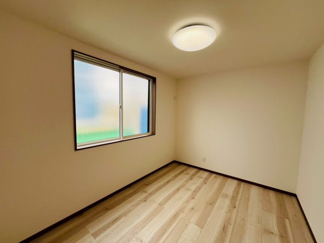 第11期の洋室|〇３号棟　洋室　6帖〇
急な来客やお泊りに来られた方へのお部屋としても使えます。
2025年11月撮影