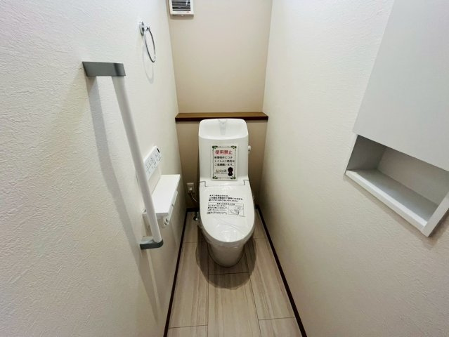 第11期のトイレ|〇３号棟　トイレ〇
収納＆タオル掛け付きトイレ♪
2025年11月撮影