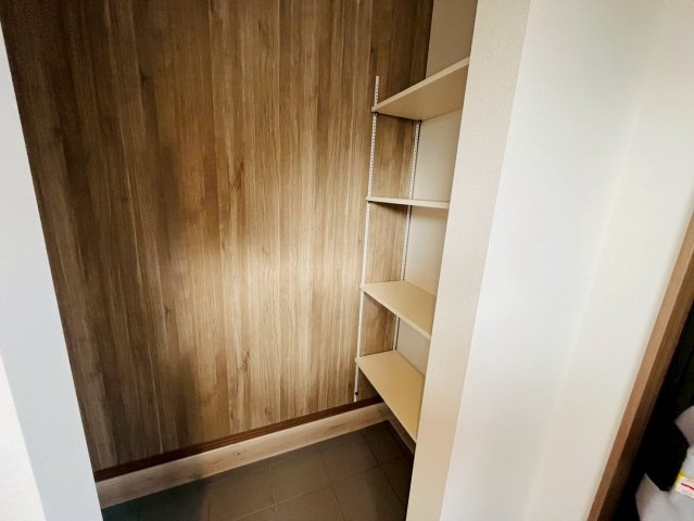 第11期の収納|〇３号棟　シューズインクローク〇
可動棚付きのシューズインクローク♪季節物の長いブーツもスッキリ収納できます。土間空間なので、ベビーカーやアウトドアグッツなども収納できます（＾＾）
2025年11月撮